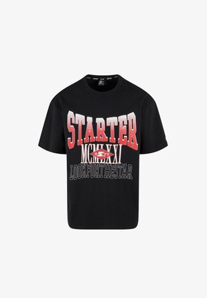 Juodas medvilninis marškinėliai trumpomis rankovėmis, su ryškiai raudonu ir baltu grafiniu tekstu, įskaitant "STARTER" ir "LOOKFORTHSTAR", minimalistiškas dizainas.