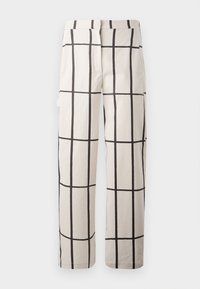 Pantaloni in cotone bianco con un prominente motivo a griglia nera, dotati di tasche laterali e orli con risvolto per un look strutturato.