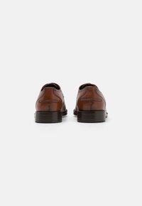 BOSS TAYIL - Alkalmi fűzős cipők - medium brown