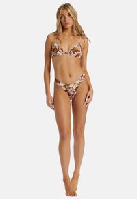 Brun blomsterprint bikini med trekantstop og justerbare stropper, parret med matchende lavtaljede underdele. Glat stof, minimal dækning.