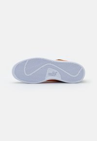 Puma SMASH V2 - Sapatilhas - black/vibrant orange/team gold