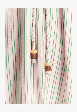 Stribet stof i pink og grøn med en tekstureret overflade. Har snore med brune og gule træperler som detaljer.