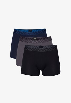 Drie herenboxers in zwart, grijs en marineblauw, elk met een patroon op de tailleband met het label "JOOP!", naast elkaar gestapeld.