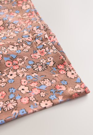 Blomstret stof med pink, blå og brune toner, der indeholder små blomster og indviklede mønstre; blød tekstur med synlige syningsdetaljer.