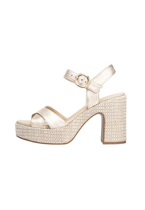 Goldfarbene, metallische High-Heelsandale mit einem geflochtenen Plateau und Knöchelriemen, ausgestattet mit gekreuzten Frontriemen und einem quadratischen Absatz.