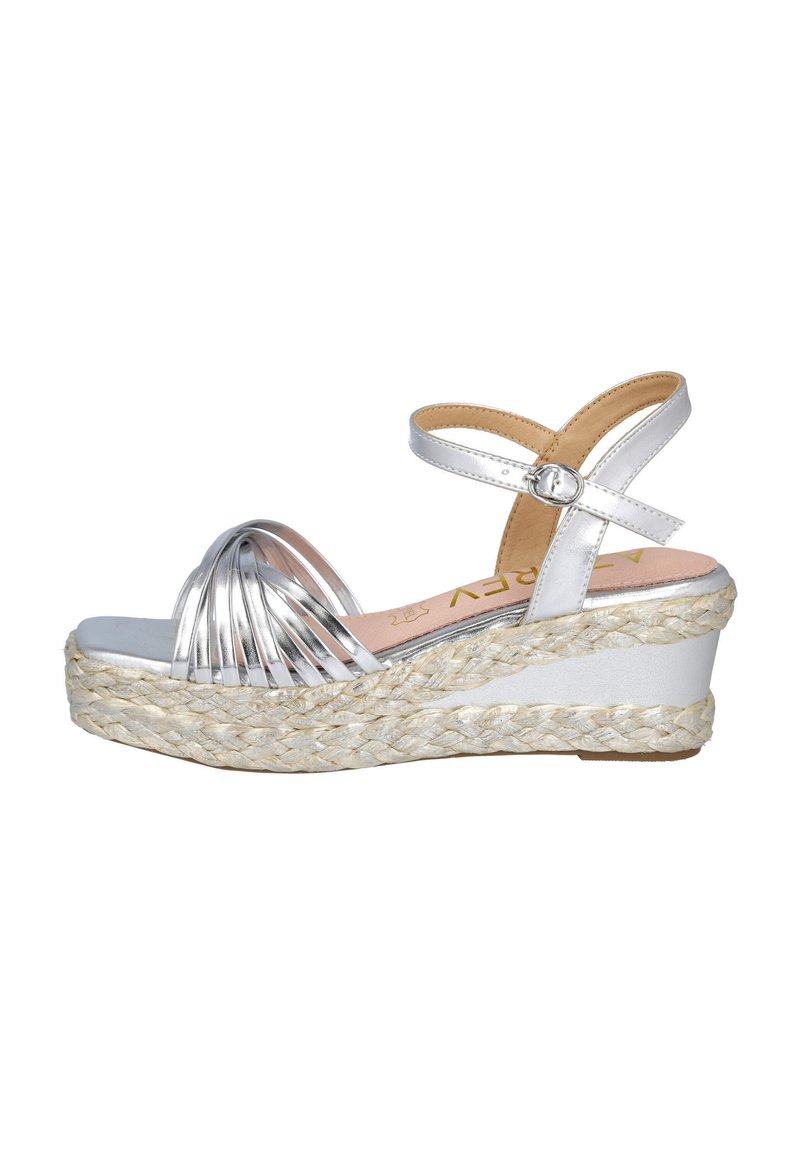 Sandalias cuña plateadas con parte superior metálica plisada, mediopié trenzado de yute y correa en el tobillo. Presenta una base de plataforma blanca lisa.