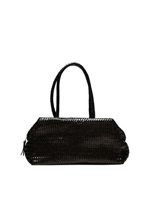 Sac à main noir tressé avec deux poignées, forme rectangulaire, surface texturée et fermeture éclair. Design minimaliste adapté à diverses occasions.