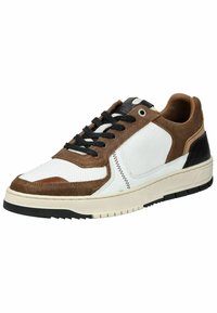 Hnědé a bílé tenisky vyrobené z usně a síťoviny, s černými tkaničkami, zvýšenou patou a texturovanou gumovou podrážkou.