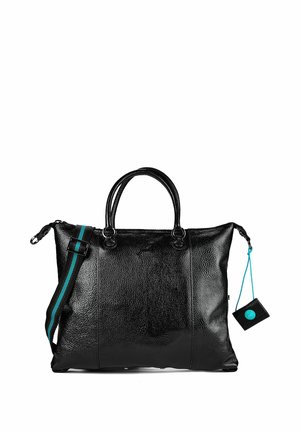 Bolsa tote de cuero negro con doble asa, correa de hombro ajustable a rayas y un pequeño bolso negro adjunto con cuerda azul.