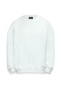 Sweatshirt blanc en tissu doux, avec un col rond, des épaules basses et des poignets côtelés. Petite étiquette logo sur le côté.
