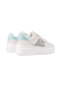 Sneakers bianchi con dettagli in glitter testurizzati, tallone metallico blu e lacci pastello. Suola platform progettata per maggiore altezza e comfort.