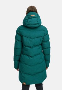 Turkusowa kurtka puchowa z dopasowaną kapturą, wzorem w zygzak, teksturowanym materiałem i skórzaną naszywką na dole pleców.