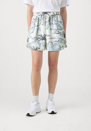 Shorts florais curtos com bainha elástica, apresentando um fundo azul claro, estampado botânico com folhas e frutas, tecido leve.