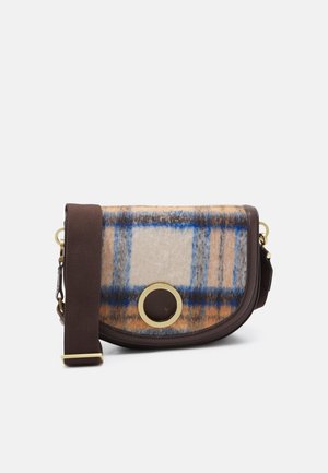 Braune Leder-Crossbody-Tasche mit karierter Wollklappe, die blaue und orange Linien aufweist, goldene Beschläge und ein rundes Akzentstück auf der Vorderseite.