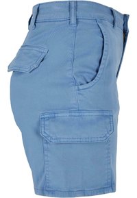 Short cargo bleu clair avec passants pour ceinture, poches avant et latérales à rabat, vu de profil de la taille jusqu'au milieu de la cuisse.