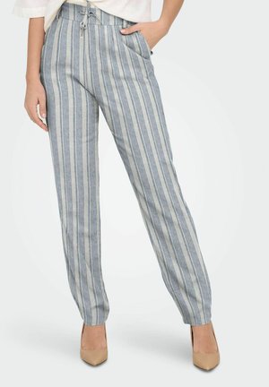 Pantalons légers à rayures bleues et beiges avec une taille élastique, deux poches latérales et une coupe décontractée. Associés à des talons nus.