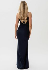 Úzká námořnická maxi šaty bez rukávů, s nařasenými boky a splývavým střihem. Měkká tkanina s hladkým povrchem.