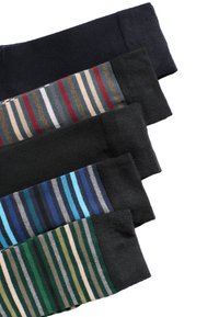 Zestaw skarpet w różnych kolorach: gładkie czarne i w paski, wszystkie o miękkiej teksturze z prążkowanymi mankietami.