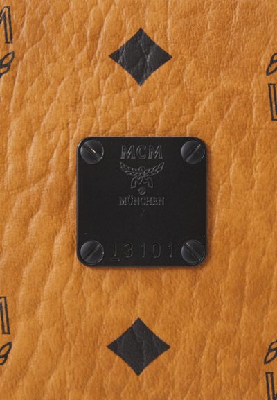 MCM AREN POUCH MEDIUM - Ručna torbica - cognac