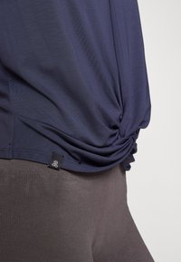 Yogasearcher TWISTED - Top - navy