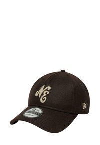 Casquette ajustable New Era 9TWENTY noire avec logo "NE" beige brodé à l'avant et logo de la New Era sur le côté.