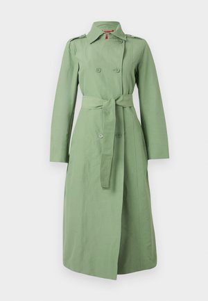 Manteau trench vert avec une ceinture, fermeture à double boutonnage, manches longues et col classique. Tissu lisse avec une finition mate.