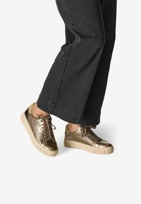 Marco Tozzi Baskets basses - dark gold comb