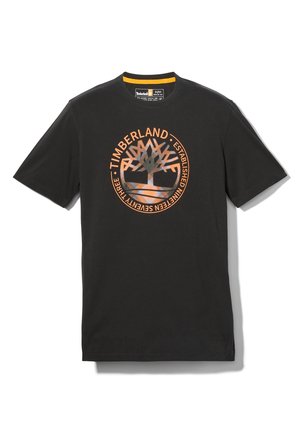 Sort bomulds T-shirt med rund hals og korte ærmer, prydet med et stort, orange Timberland-logo grafisk design på fronten.