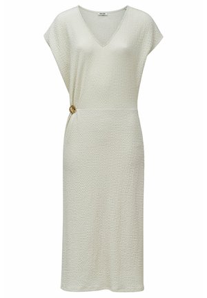 Abito color crema con una finitura testurizzata, scollatura a V, maniche corte e un dettaglio dorato in vita. Design dritto, lungo fino alle caviglie.