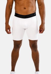 Boxer breifs bianchi realizzati in tessuto elasticizzato con una vita marchiata nera con il testo "STARK SOUL" in un carattere audace.