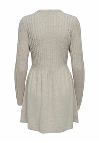Robe-pull tricotée gris clair avec des manches longues, présentant un motif en câble texturé, un corsage ajusté et une jupe évasée.