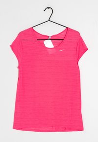 Roze sportief T-shirt van lichtgewicht, gestructureerde stof met korte mouwen en een V-hals. Heeft een klein wit logo op de borst.
