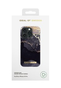 Etui na telefon z czarnym i złotym marmurowym wzorem o błyszczącej powierzchni. Teksturowany wzór z metalicznym logo na dole. Dla iPhone 15 Pro.