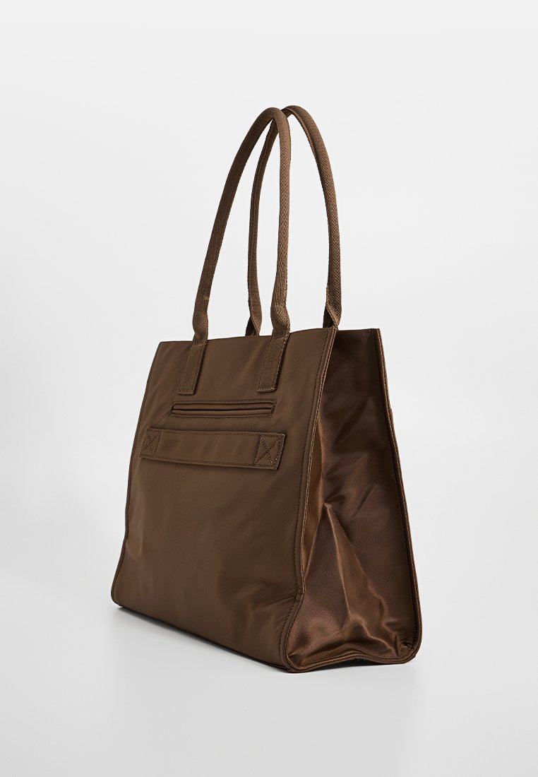 Braune Nylon-Totebag mit zwei strukturierten Griffen, rechteckiger Form, sichtbaren Nähten und einer Klapptasche auf der Vorderseite.