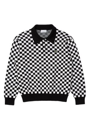 Czarna i biała koszula polo w kratę z długim rękawem, czarnym kołnierzykiem, dwoma guzikami oraz małym zielonym logo Lacoste na lewej piersi.