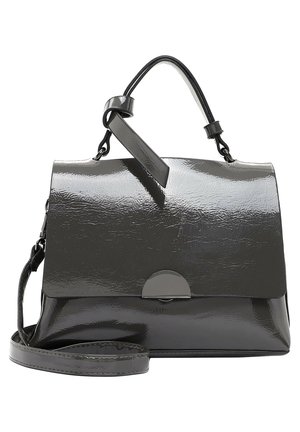 Sac à main en cuir noir brillant avec poignée supérieure, rabat avant, fermoir métallique et bandoulière réglable sur fond blanc.