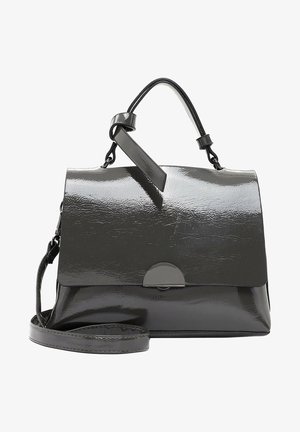 Bolso de mano de cuero negro brillante con asa superior, solapa frontal, cierre metálico y correa de hombro ajustable sobre fondo blanco.