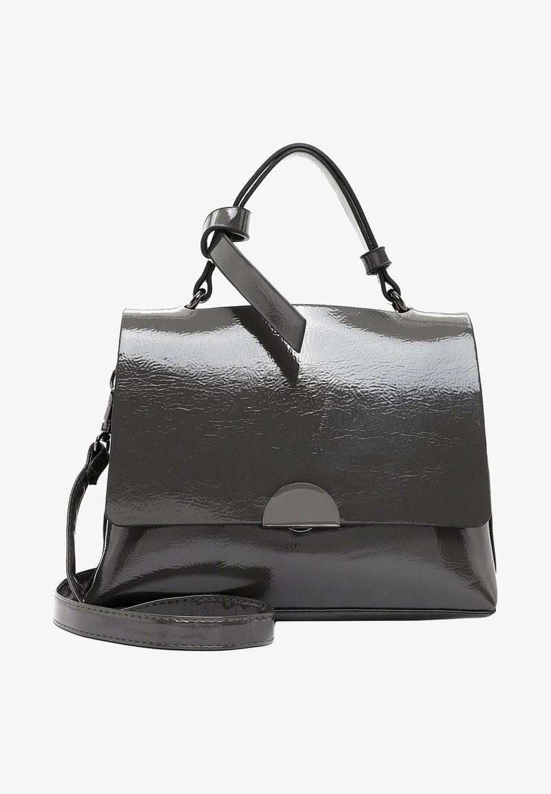 Sac à main en cuir noir brillant avec poignée supérieure, rabat avant, fermoir métallique et bandoulière réglable sur fond blanc.