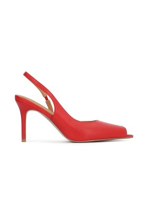 Escarpin slingback en cuir rouge avec bout pointu et talon stiletto moyen et fin sur fond blanc.