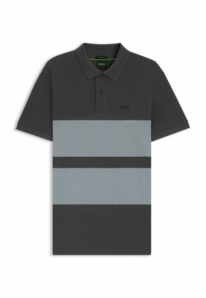 Polo in cotone, con una base grigia scura, strisce orizzontali grigie chiare e grigie scure e un logo nero sul petto.