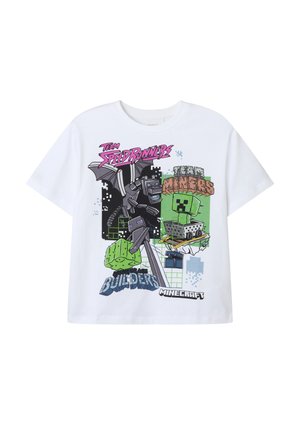 T-shirt en coton blanc avec un graphisme comprenant des personnages et des éléments de Minecraft, y compris du texte et des motifs pixelisés dans diverses couleurs.