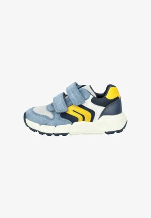 Baskets pour enfant bleues, jaunes et blanches avec des sangles auto-agrippantes et une semelle blanche épaisse, conçues pour un usage décontracté ou sportif.