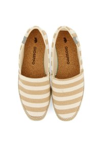 Espadrilles de lino a rayas beige con plantilla de corcho, acentos elásticos en los lados y suela de cuerda texturizada. Nombre de la marca "GIOSEPPO" impreso en el interior.