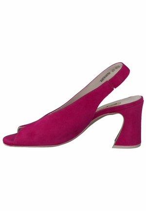 Fuksjowe zamszowe sandały na obcasie typu slingback z otwartym noskiem i zakrzywionym blokowym obcasem, charakteryzujące się gładkim wykończeniem i minimalistycznym designem.