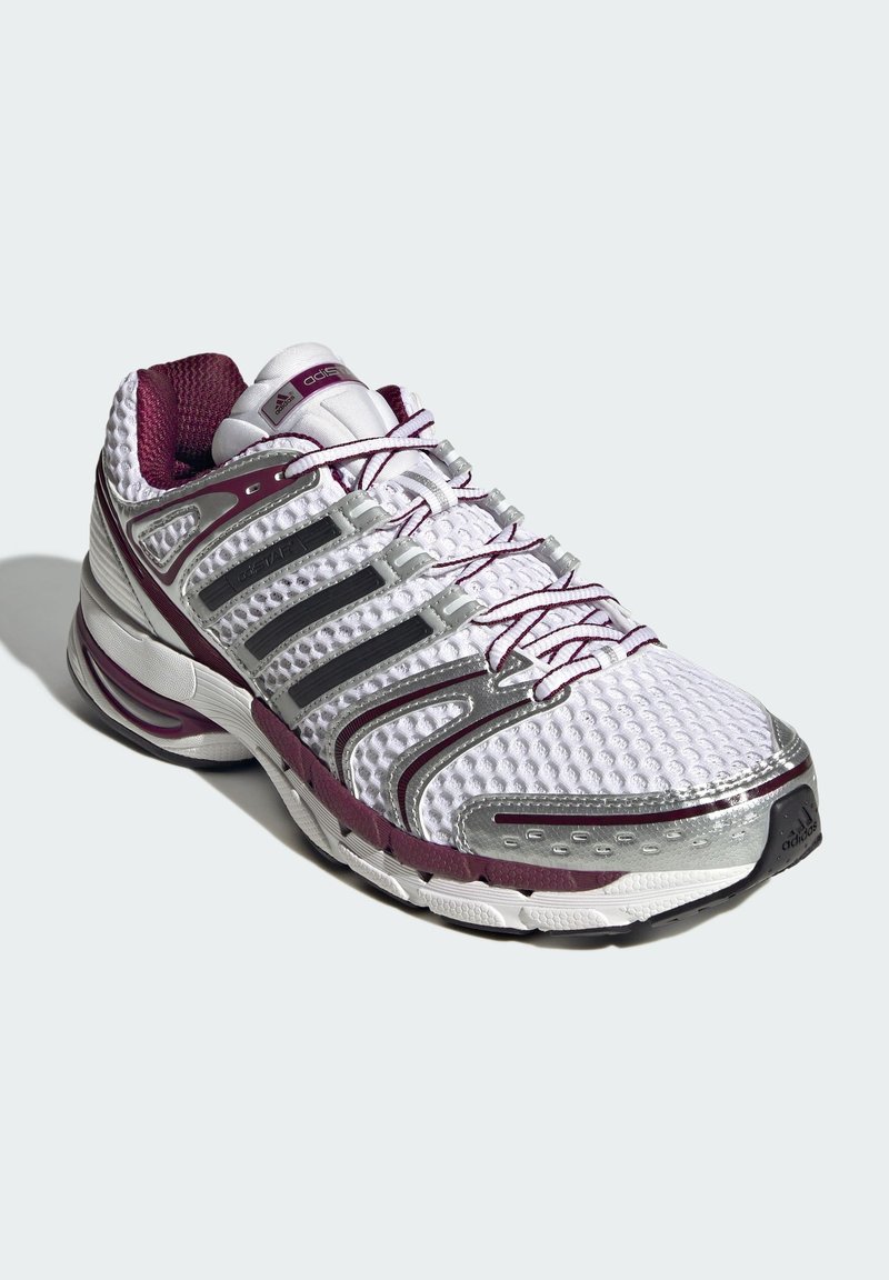 Hvid og vinrød Adidas løbesko med mesh-overdel, sorte striber og snørelukning vist mod en lys grå baggrund.