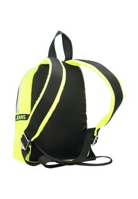 Zaino neon giallo e nero con spallacci imbottiti, cerniera in metallo e forma rettangolare. Presenta un marchio sulla cinghia. Texture liscia.