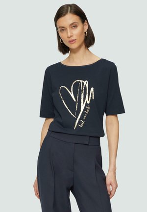 Granatowa, krótkoszdrowa koszulka z grafiką złotego serca i tekstem. Gładki materiał bawełniany z luźnym krojem i okrągłym dekoltem.