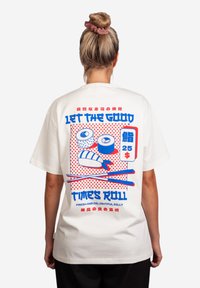 Witte katoenen t-shirt met een gedurfde grafische afbeelding in rood en blauw, waarop sushi en eetstokjes zijn afgebeeld met de tekst "LET THE GOOD TIMES ROLL."