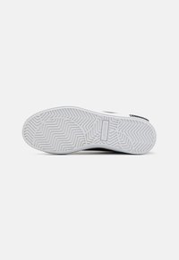 Lacoste POWERCOURT CHILDREN UNISEX - Treniņu apavi - black/white
