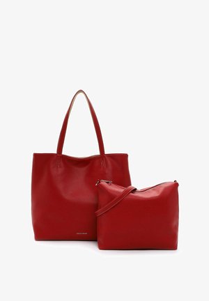 Sac fourre-tout en cuir rouge avec deux poignées et un petit sac bandoulière en cuir rouge. Les deux présentent une finition texturée et un design minimaliste.